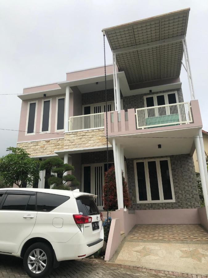 Villa Kusuma Hill A8 Бату Екстериор снимка